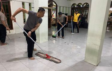Pasca Olah TKP, Polres Metro Jakarta Utara Bersihkan Masjid SMAN 72 Kelapa Gading untuk Pulihkan Kondisi dan Hilangkan Traumatis Warga Sekolah Pasca Olah TKP, Polres Metro Jakarta Utara Bersihkan Masjid SMAN 72 Kelapa Gading untuk Pulihkan Kondisi dan Hilangkan Traumatis Warga Sekolah