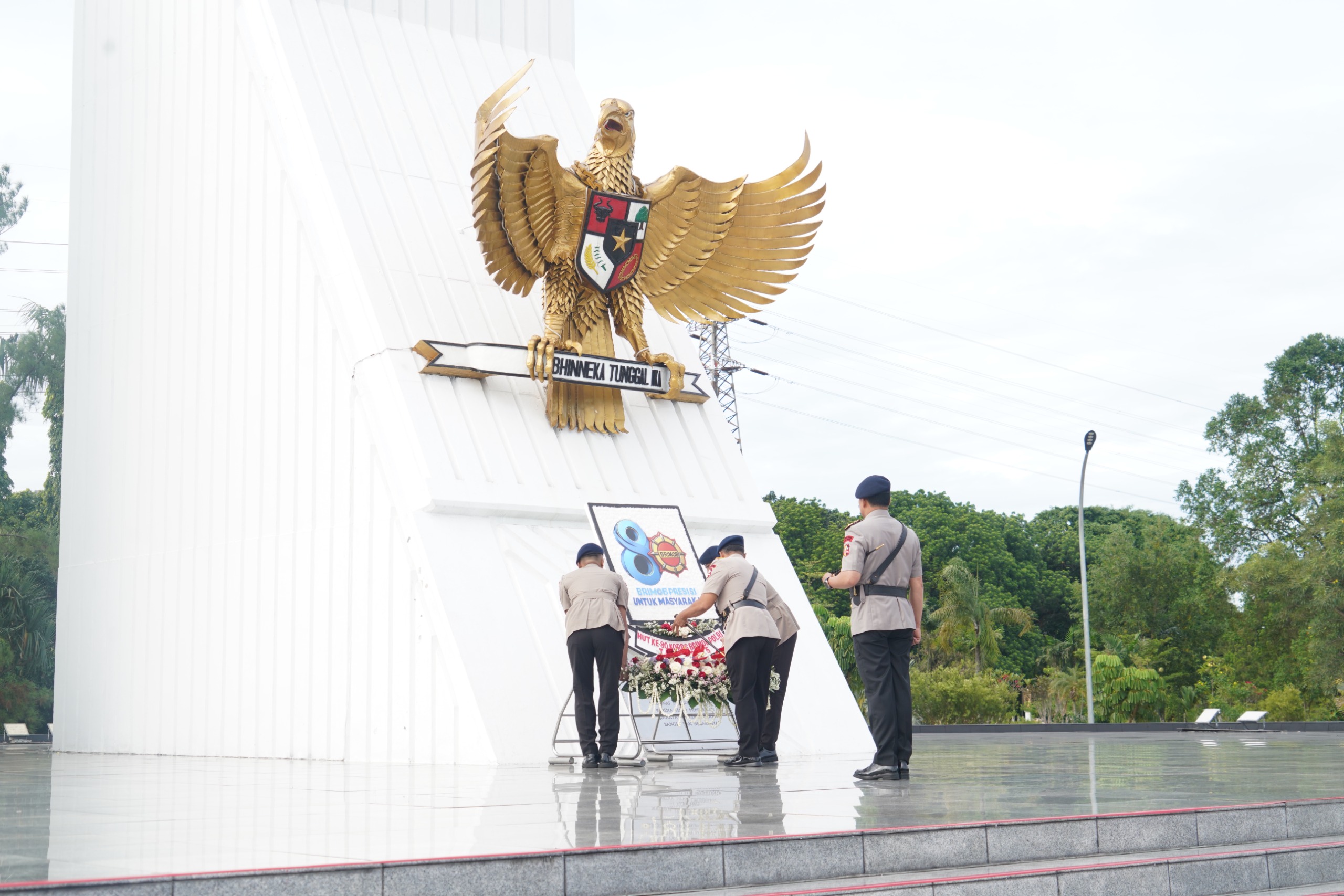 Brimob Metro Jaya Mengikuti Rangkaian Ziarah dan Tabur Bunga di TMP Kalibata Brimob Metro Jaya Mengikuti Rangkaian Ziarah dan Tabur Bunga di TMP Kalibata