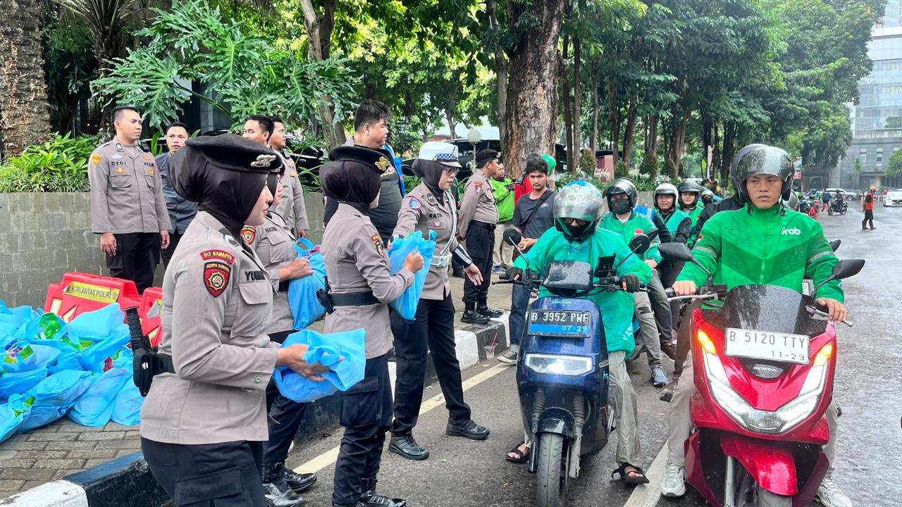 Jaga Jakarta Bersama, Polda Metro Jaya Hadirkan Bantuan untuk Pengemudi Ojol