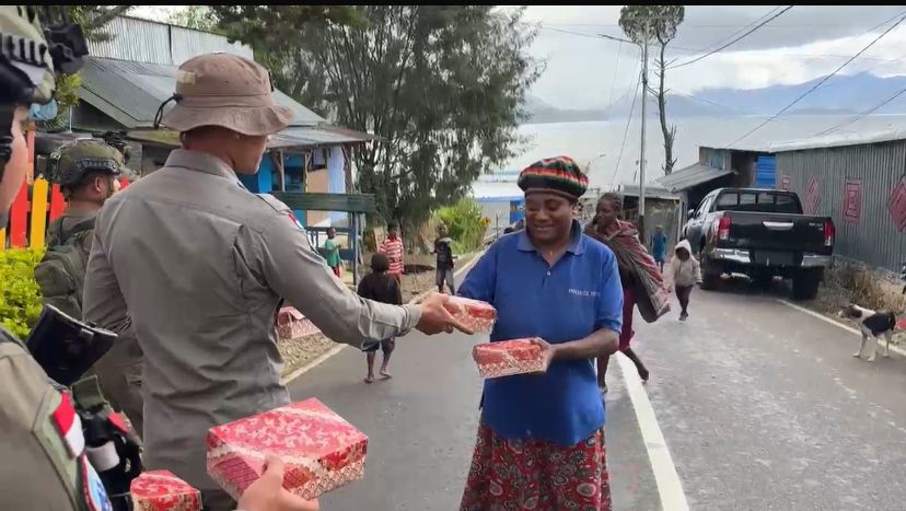 Rayakan HUT Brimob ke-80, Satgas Tindak Sektor Paniai Gelar Bakti Sosial Berbagi Paket Makanan untuk Warga Paniai Rayakan HUT Brimob ke-80, Satgas Tindak Sektor Paniai Gelar Bakti Sosial Berbagi Paket Makanan untuk Warga Paniai