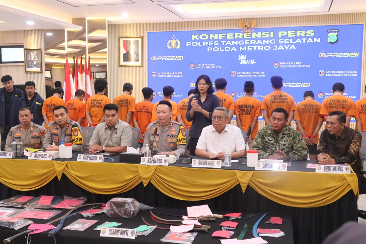 Kapolres Tangsel : Siskamling Terpadu Efektif dalam upaya mencegah Kejahatan dan membantu Kepolisian mengamankan pelaku kejahatan (Preventif Strike) Kapolres Tangsel : Siskamling Terpadu Efektif dalam upaya mencegah Kejahatan dan membantu Kepolisian mengamankan pelaku kejahatan (Preventif Strike)