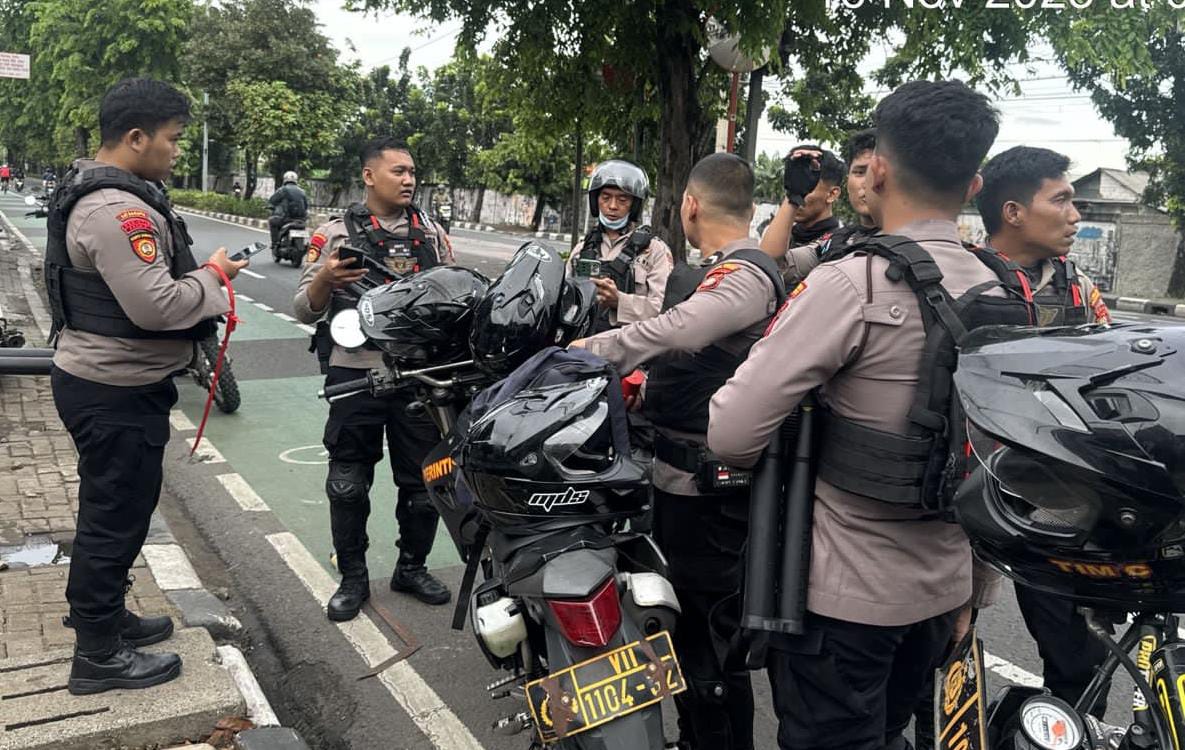 Patroli Perintis Presisi Polres Metro Jaktim Bubarkan Tawuran dan Amankan Sajam di Jl. I Gusti Ngurah Rai Patroli Perintis Presisi Polres Metro Jaktim Bubarkan Tawuran dan Amankan Sajam di Jl. I Gusti Ngurah Rai