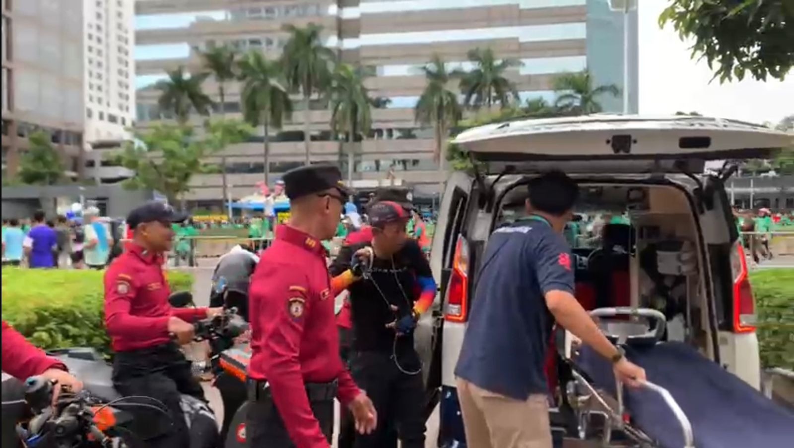 Personel Ditpamobvit Polda Metro Jaya Sigap Bantu Warga Alami Gangguan Kesehatan saat CFD di FX Sudirman Personel Ditpamobvit Polda Metro Jaya Sigap Bantu Warga Alami Gangguan Kesehatan saat CFD di FX Sudirman