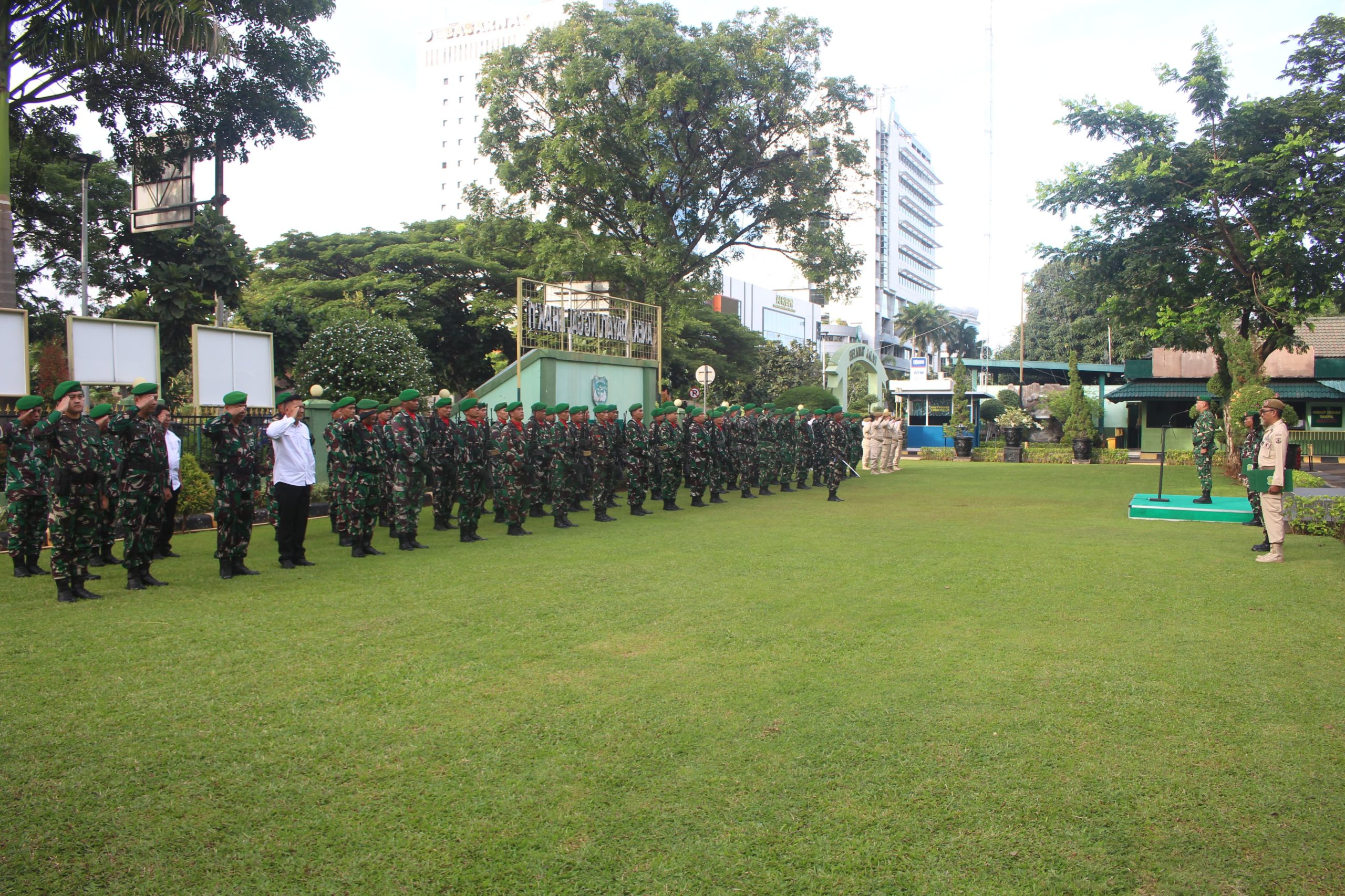 Letkol Inf Dian Aksmiyandita Inspektur Upacara Pengibaran Bendera Merah Putih 17-an di Makodim 0501/JP Letkol Inf Dian Aksmiyandita Inspektur Upacara Pengibaran Bendera Merah Putih 17-an di Makodim 0501/JP