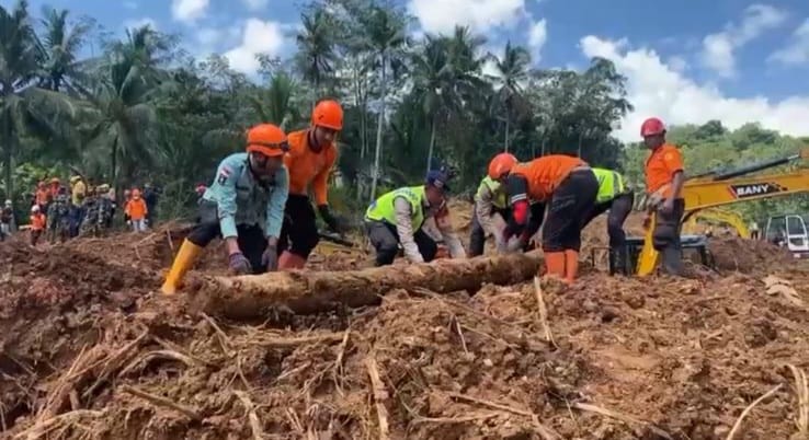 Satbrimob Polda Jateng Temukan Dua Korban Meninggal Dunia dalam Operasi SAR Longsor Majenang