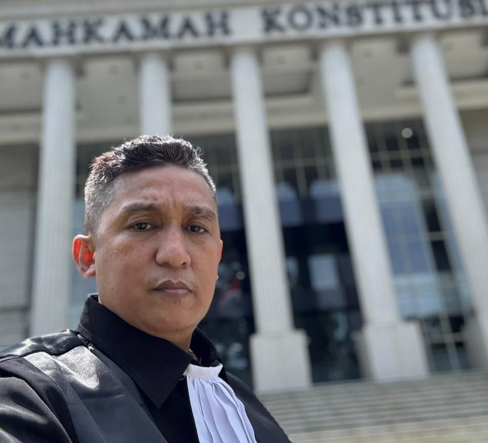 Aksi Panggung di Sidang MK Berujung Pemecatan, Begini Kronologi Naik Meja Firdaus Oiwobo