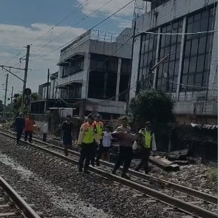 Polisi Sigap Berikan Pertolongan kepada Anak Kecil yang Terserempet Kereta di Pademangan