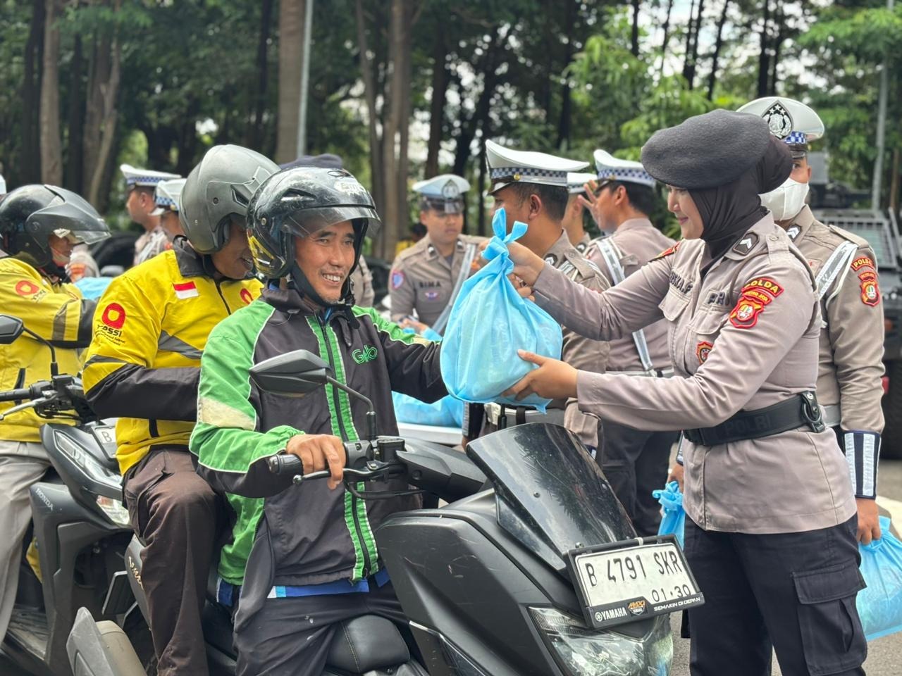 Jum’at Peduli, Polda Metro Jaya Bagikan Paket Sembako untuk Ojol dan PHL