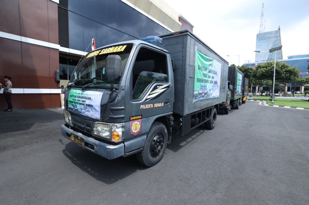 Polda Jatim Berangkatkan Bantuan Kemanusiaan untuk Warga Terdampak Erupsi Semeru