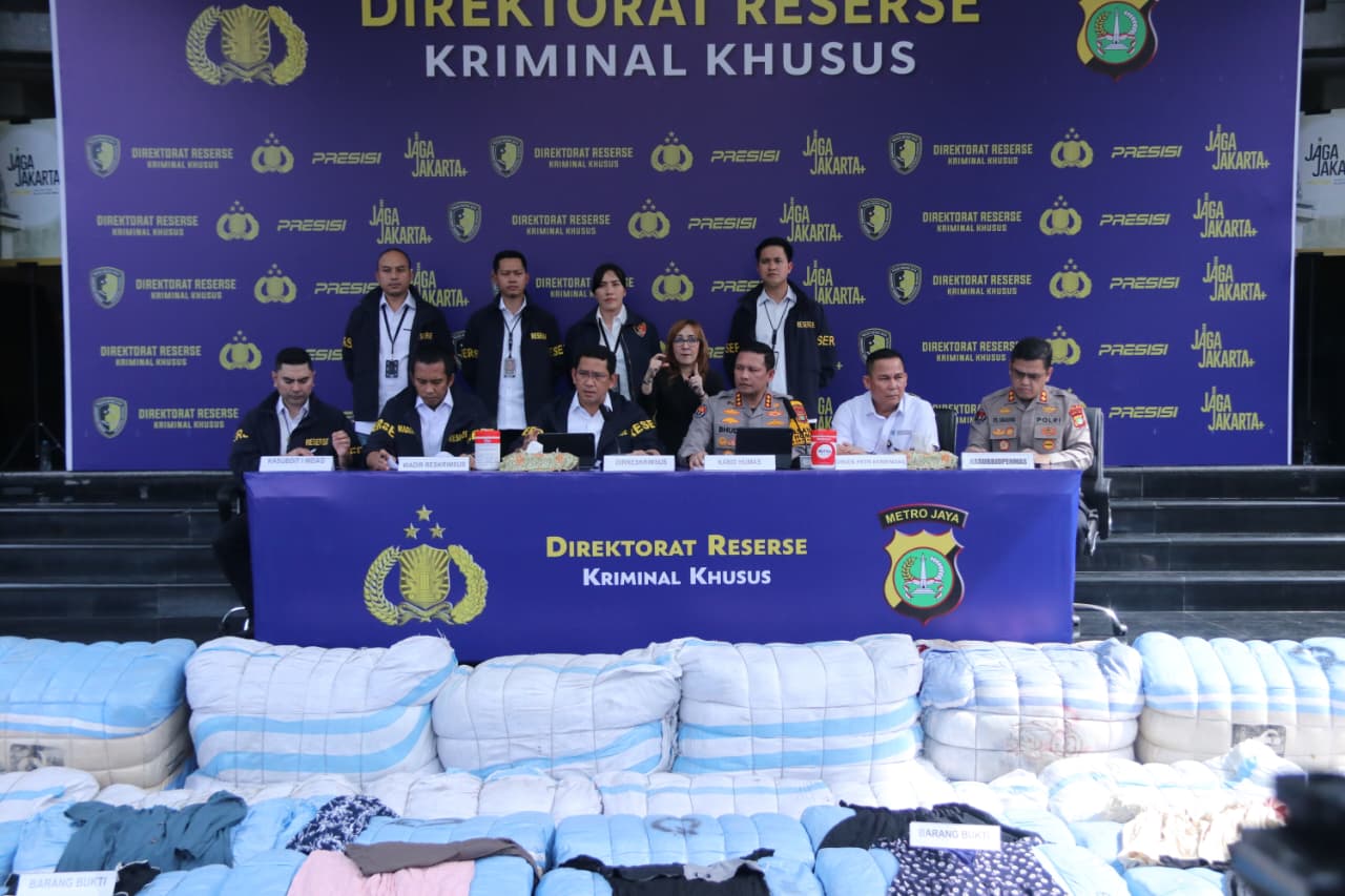 Polda Metro Jaya Bongkar Penyelundupan 439 Ballpress Pakaian Bekas Impor