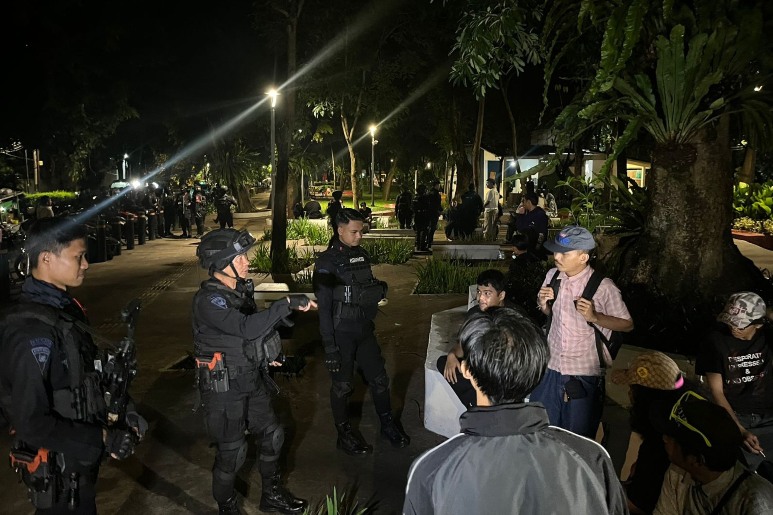 Patroli Malam Brimob Metro Jaya Amankan Pelaku Tawuran di Jakarta Pusat