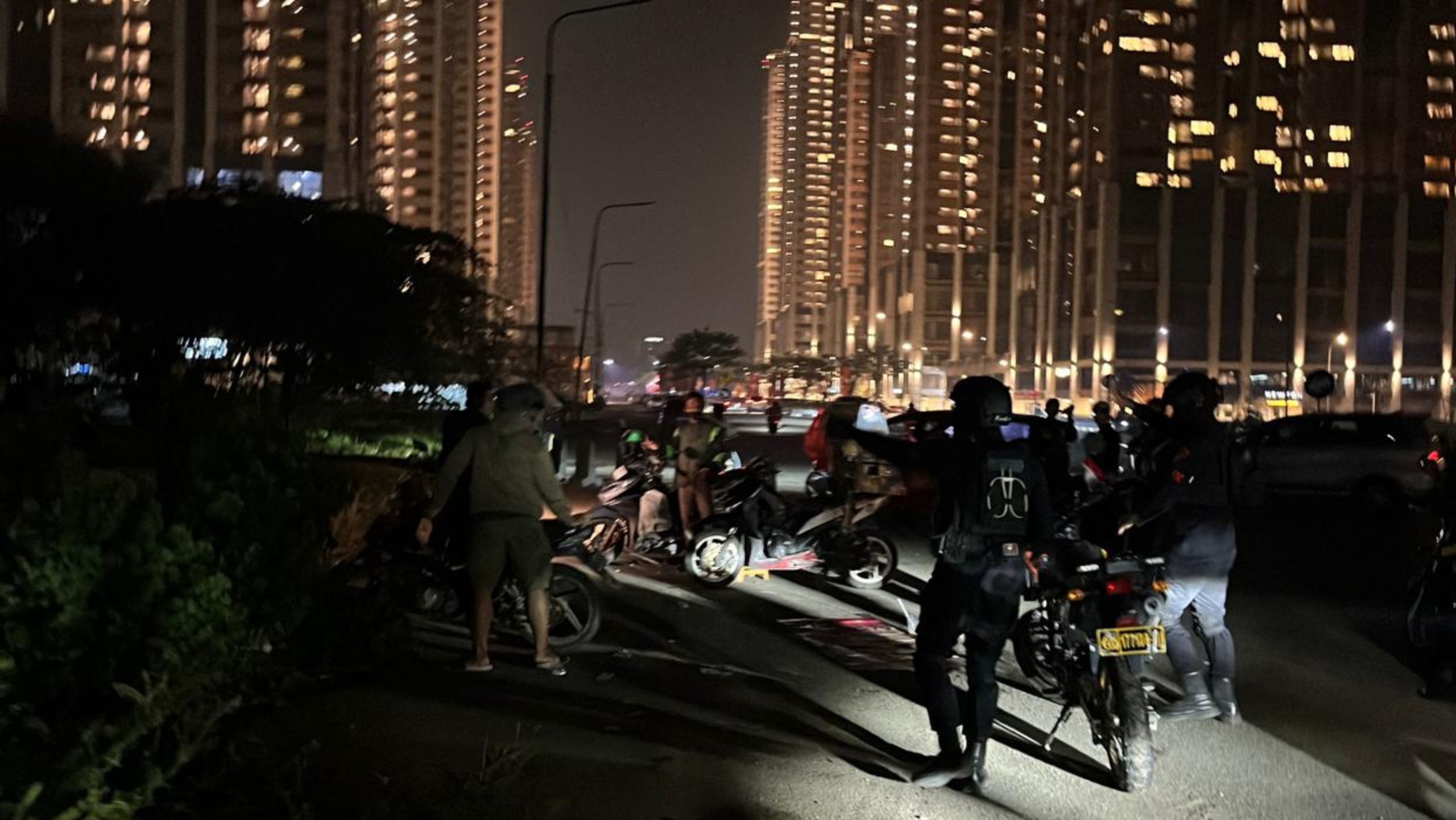 Patroli Malam Brimob Yon D Pelopor Amankan Pelaku Tawuran di Cikarang Utara