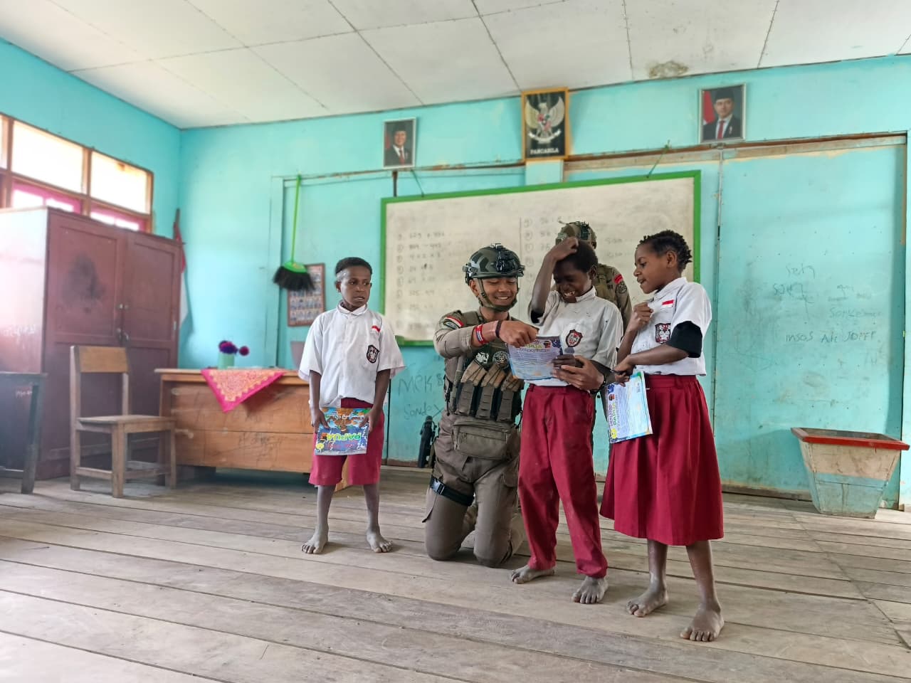 Satgas Ops Damai Cartenz Berbagi Buku Bacaan kepada Anak-Anak Sekolah di Intan Jaya Satgas Ops Damai Cartenz Berbagi Buku Bacaan kepada Anak-Anak Sekolah di Intan Jaya