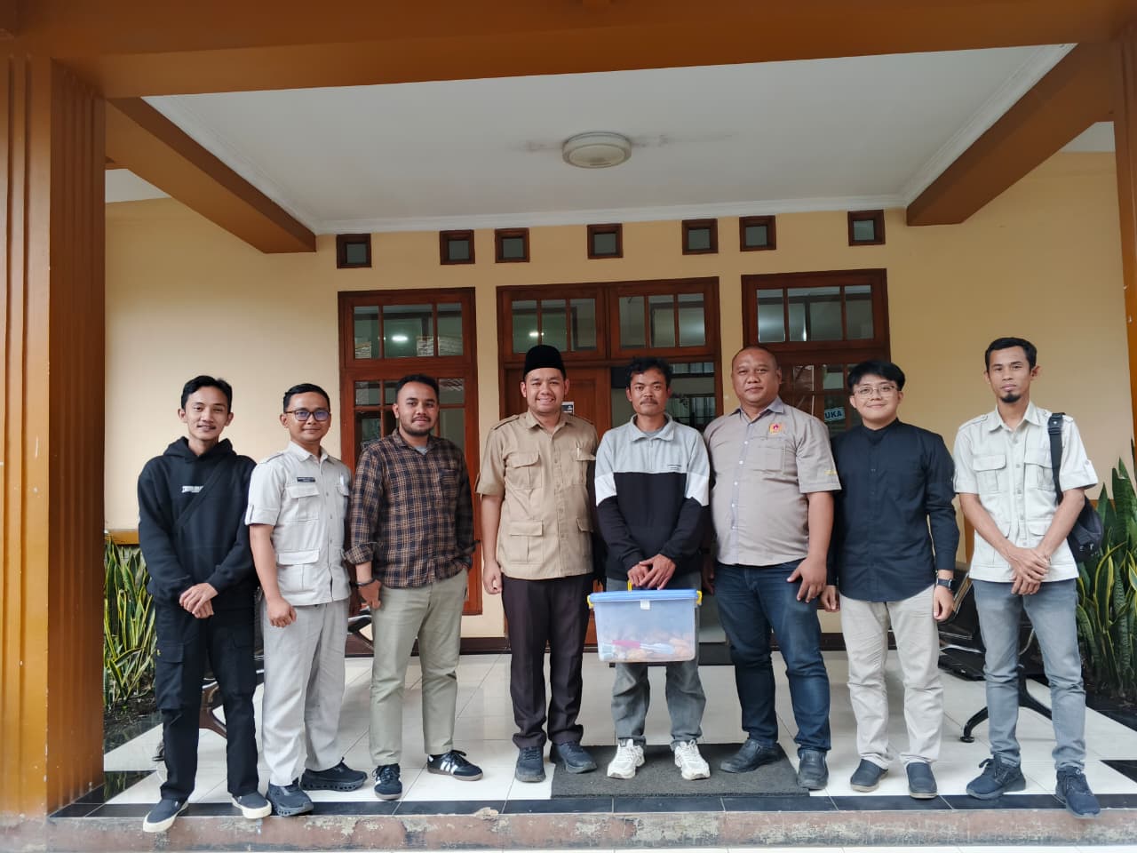 Jual Gorengan Keliling Sambil Kuliah, Mahasiswa Garut Ini Dapat Hadiah Wisuda dari Prabowo