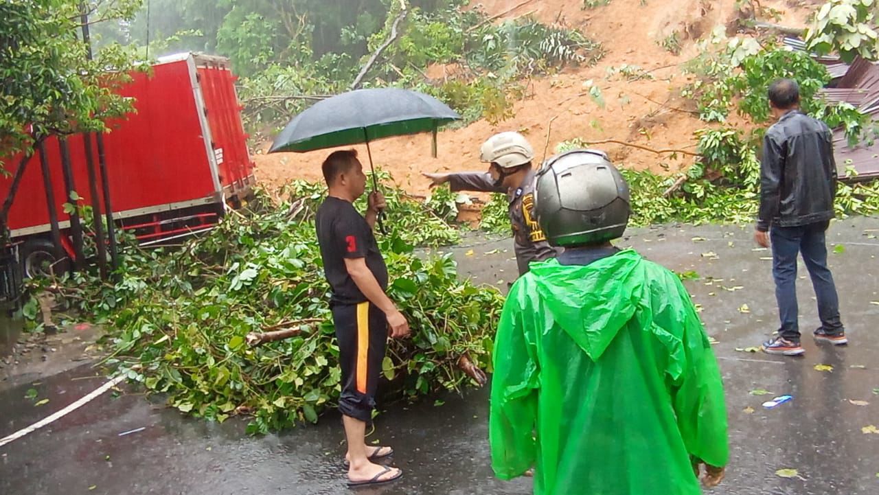 Polri Kerahkan Personel Membantu Warga Terdampak Bencana di Sumatera Utara