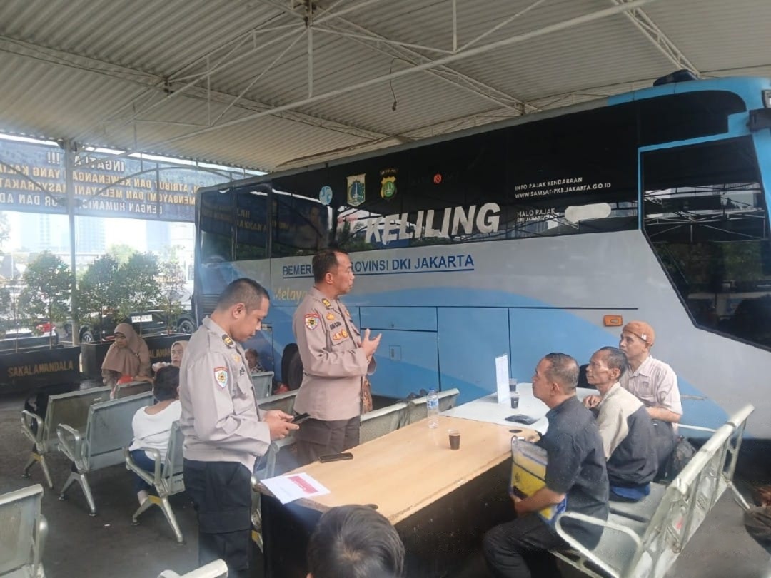 Itwasda Polda Metro Jaya Sosialisasikan SP4N-Lapor kepada Warga di Samsat Keliling Itwasda Polda Metro Jaya Sosialisasikan SP4N-Lapor kepada Warga di Samsat Keliling