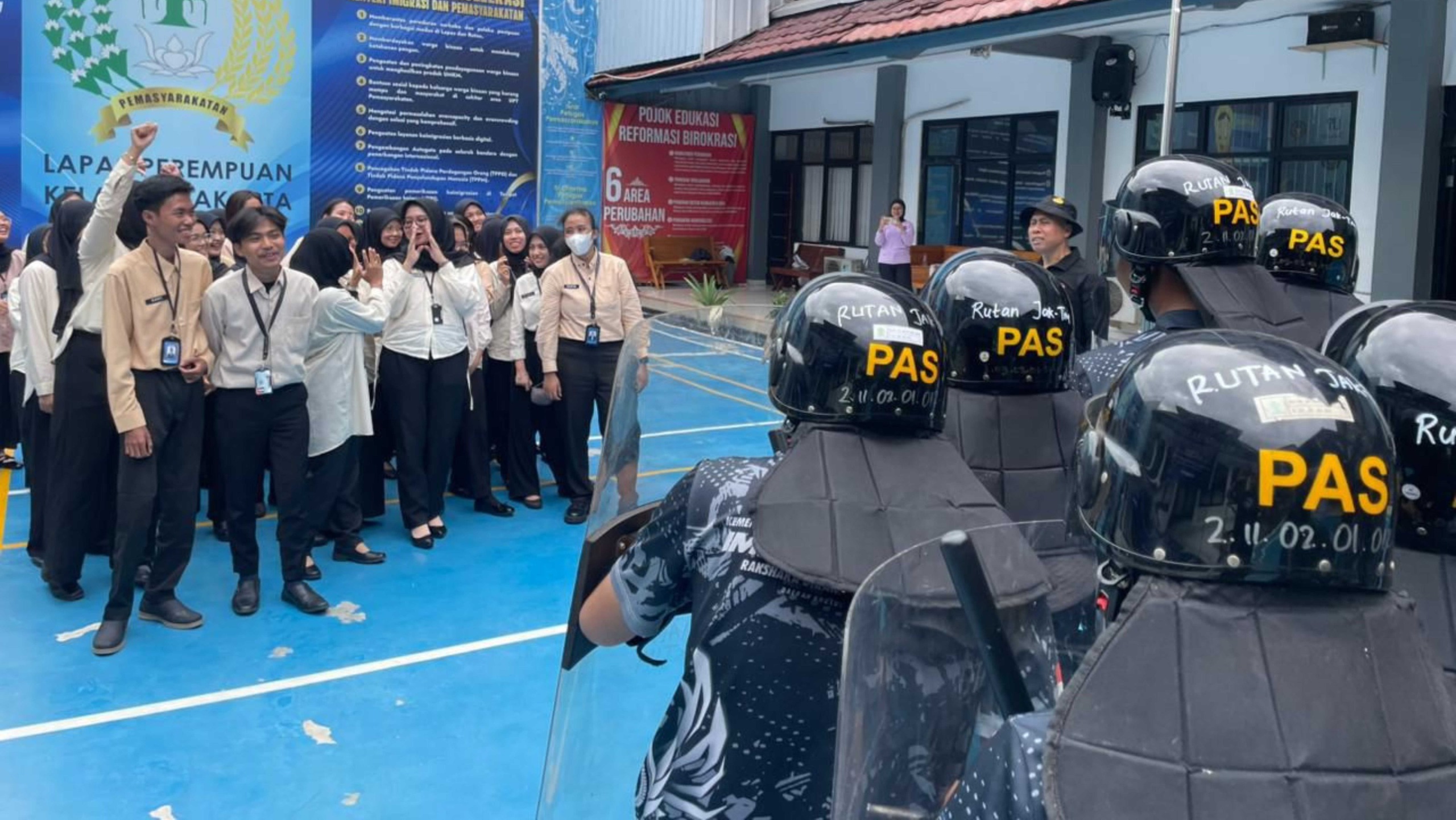 Polwan Brimob PMJ Perkuat Disiplin dan Ketangguhan Petugas Lapas Perempuan Jakarta Polwan Brimob PMJ Perkuat Disiplin dan Ketangguhan Petugas Lapas Perempuan Jakarta