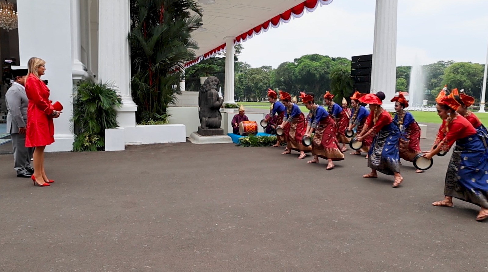 Tari Indang Sumbar Sambut Ratu Maxima saat Temui Prabowo di Istana Tari Indang Sumbar Sambut Ratu Maxima saat Temui Prabowo di Istana