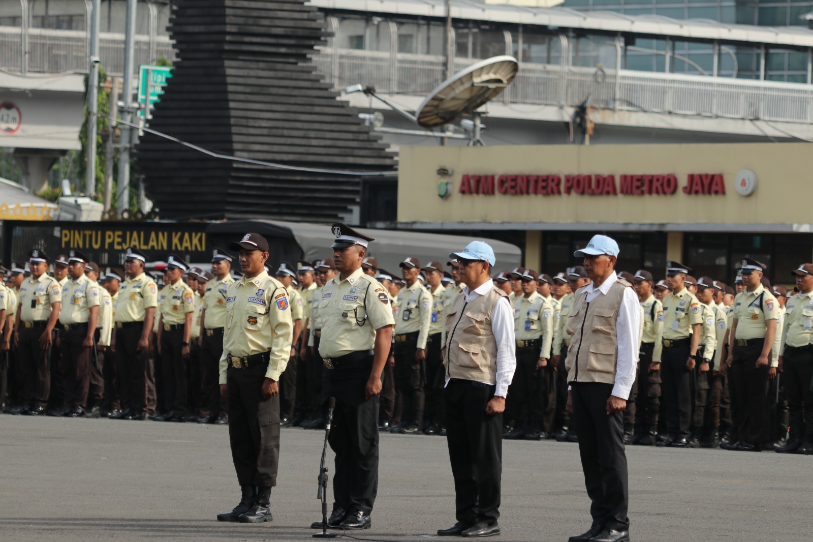 Kapolda Metro Jaya Berikan Penghargaan kepada Satpam dan Satkamling Berprestasi Kapolda Metro Jaya Berikan Penghargaan kepada Satpam dan Satkamling Berprestasi