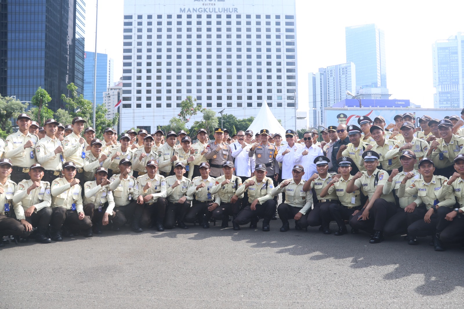 Kapolda Metro Jaya Pimpin Apel Pengamanan Swakarsa Jelang Nataru Kapolda Metro Jaya Pimpin Apel Pengamanan Swakarsa Jelang Nataru