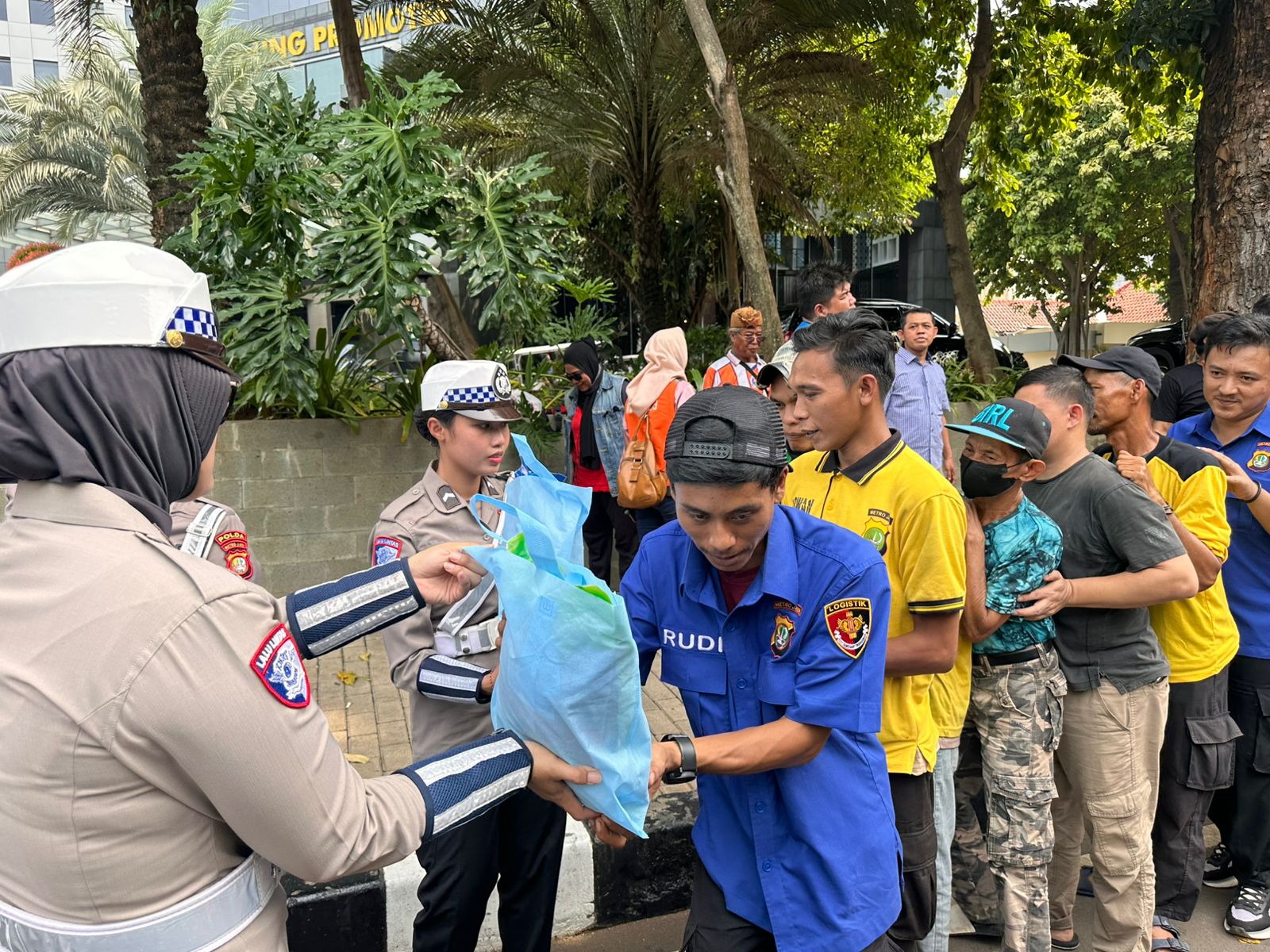 Polda Metro Jaya dan Mitra Gelar Jum’at Peduli bagi Pengemudi Ojol serta PHL Polda Metro Jaya dan Mitra Gelar Jum’at Peduli bagi Pengemudi Ojol serta PHL