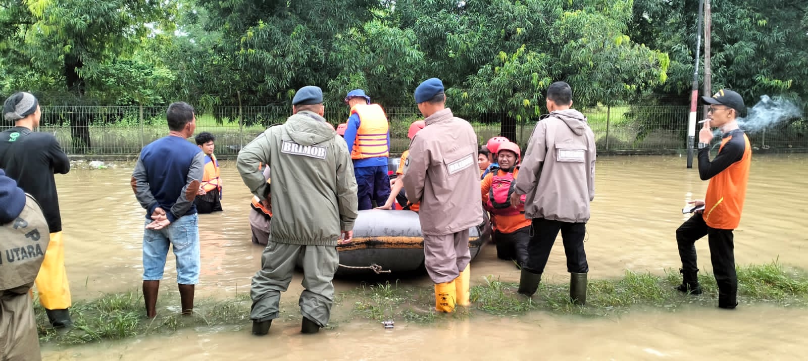 Polri Bantu Warga di Sejumlah Pemukiman Yang Terdampak Banjir di Batuphat Barat