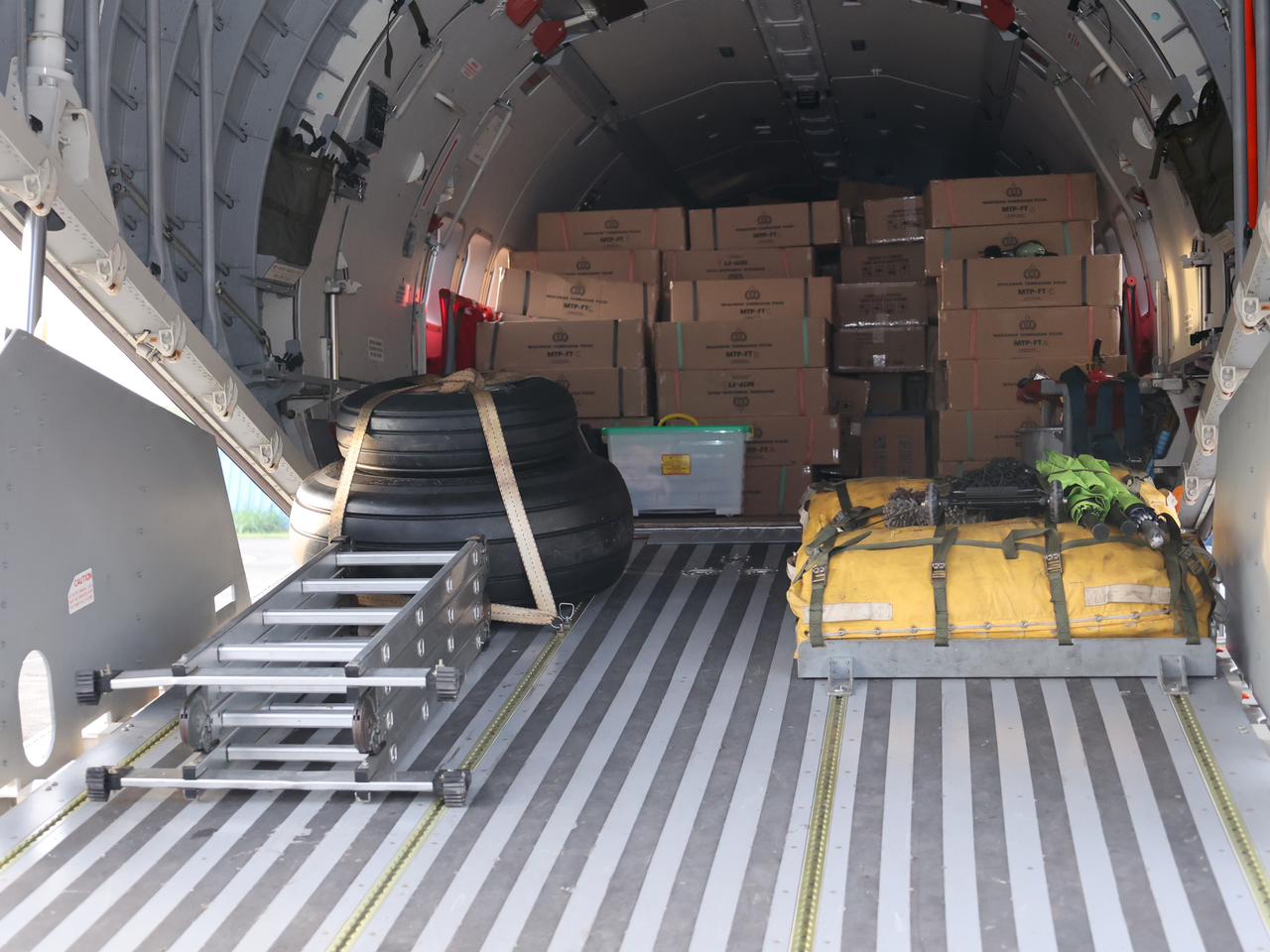 Polri Kirim Ribuan Paket Kebutuhan dan Peralatan SAR ke Aceh, Sumut, dan Sumbar