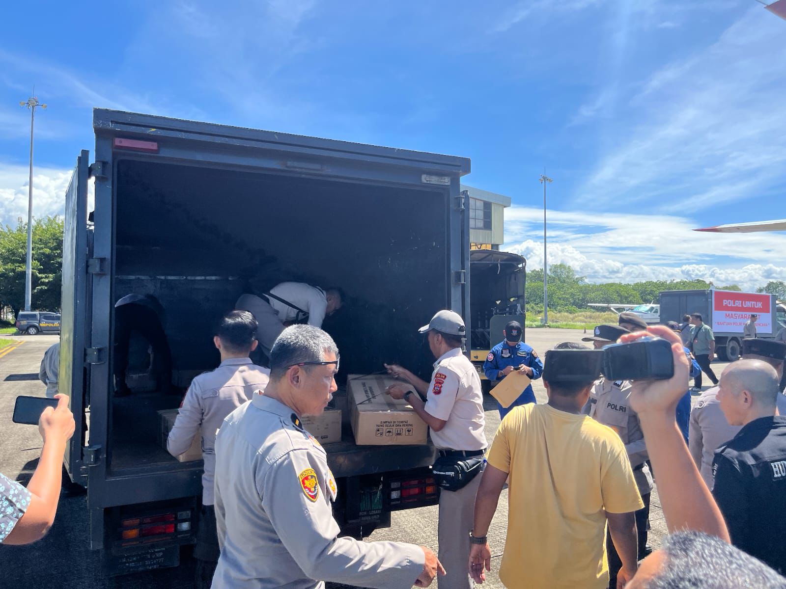 Bantuan Logistik Mabes Polri Tiba di Sumbar, Distribusi Difokuskan ke Daerah Paling Terdampak Bantuan Logistik Mabes Polri Tiba di Sumbar, Distribusi Difokuskan ke Daerah Paling Terdampak