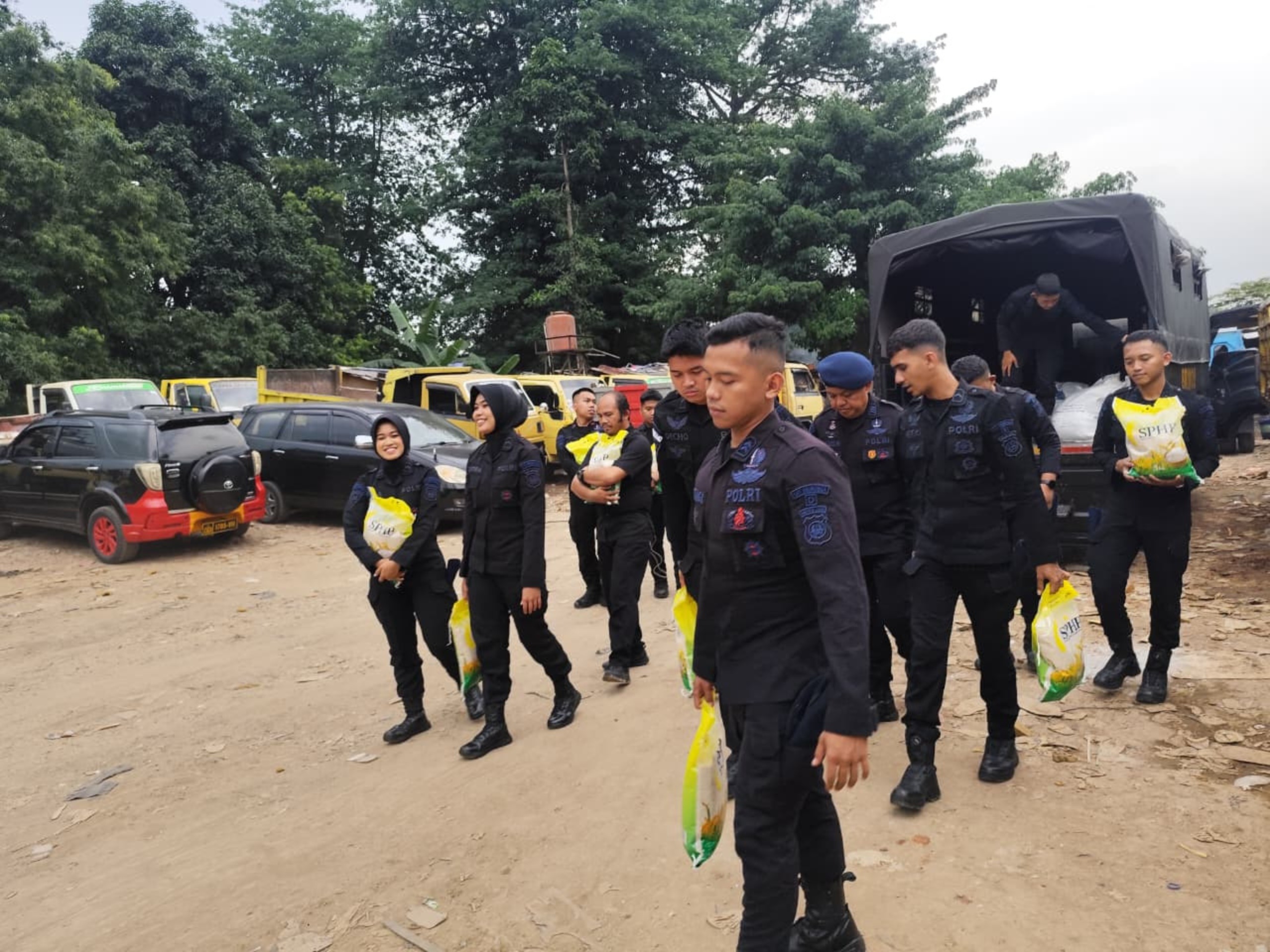 Brimob Polda Metro Jaya Hadirkan Kepedulian untuk Warga Kp. Gasong