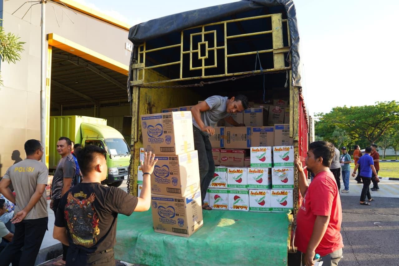 Polda Riau Kirim 6 Truk Bantuan, 290 Personel & 36 Psikolog ke Aceh–Sumut–Sumbar Solidaritas Tanpa Batas: Bantuan Logistik Besar + Trauma Healing + SAR K-9 & Drone