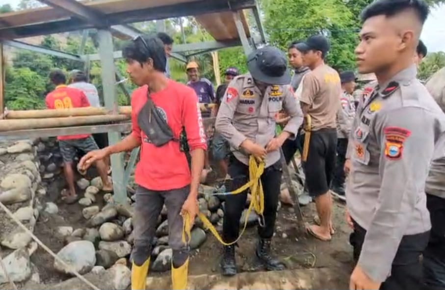 Polri Gerak Cepat Respon Pidato Presiden Prabowo, Satbrimobda Sulsel Bangun Jembatan Gantung di Soppeng