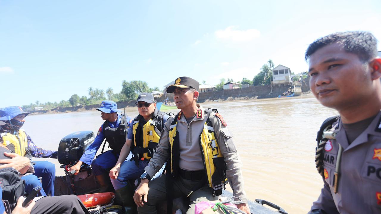 Kapolda Sebrangi Sungai Tingkeum untuk Tembus ke Aceh Utara, Sempat Temui Warga yang Tertahan di Kutablang