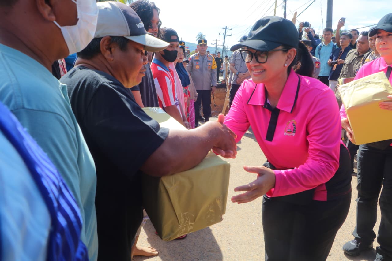 Ketum Bhayangkari Beri Bantuan hingga Hibur Anak-anak Korban Bencana di Tapanuli Tengah