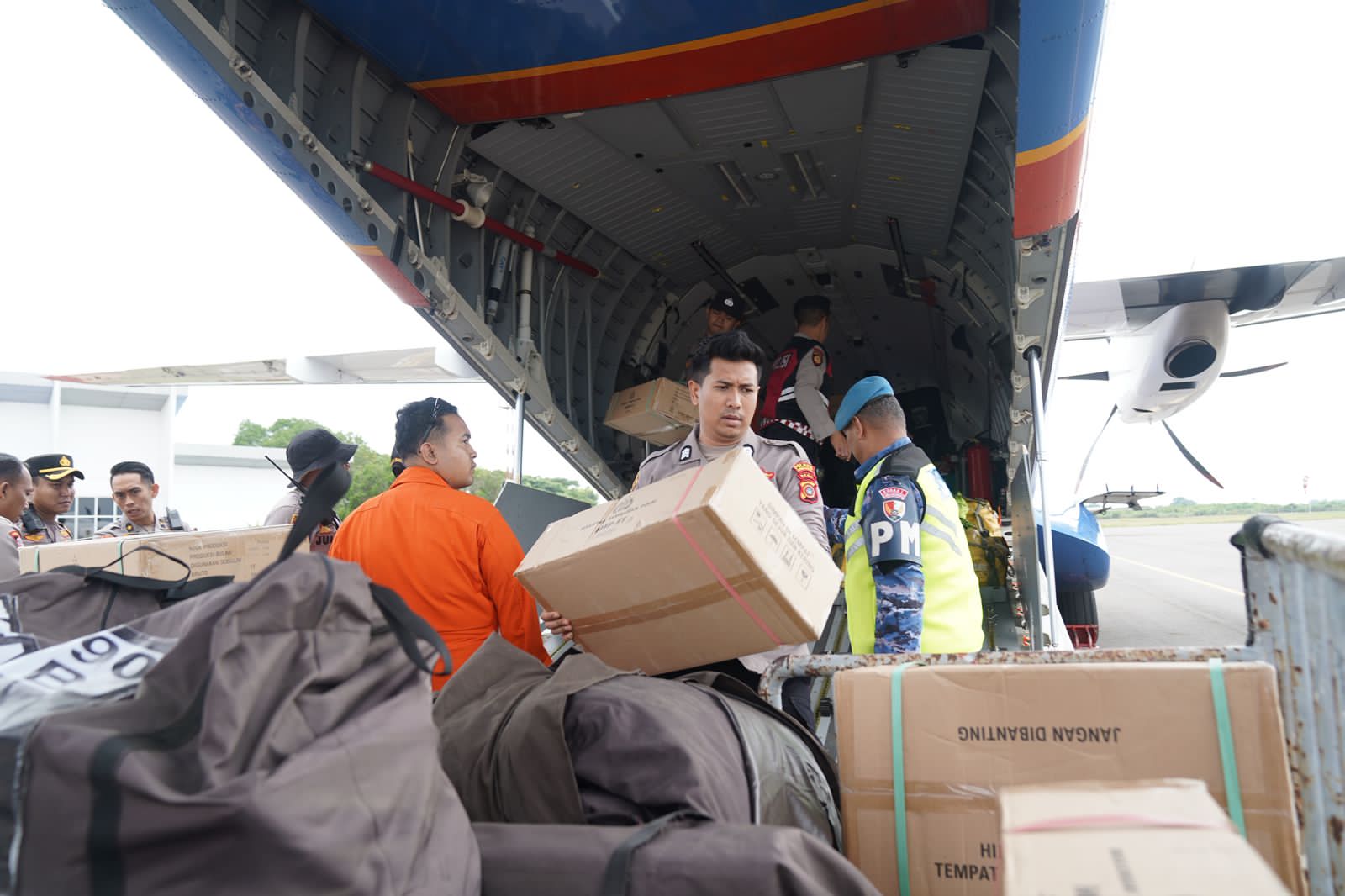 Kapolri Salurkan Bantuan Kemanusiaan untuk Korban Bencana di Lhokseumawe Kapolri Salurkan Bantuan Kemanusiaan untuk Korban Bencana di Lhokseumawe