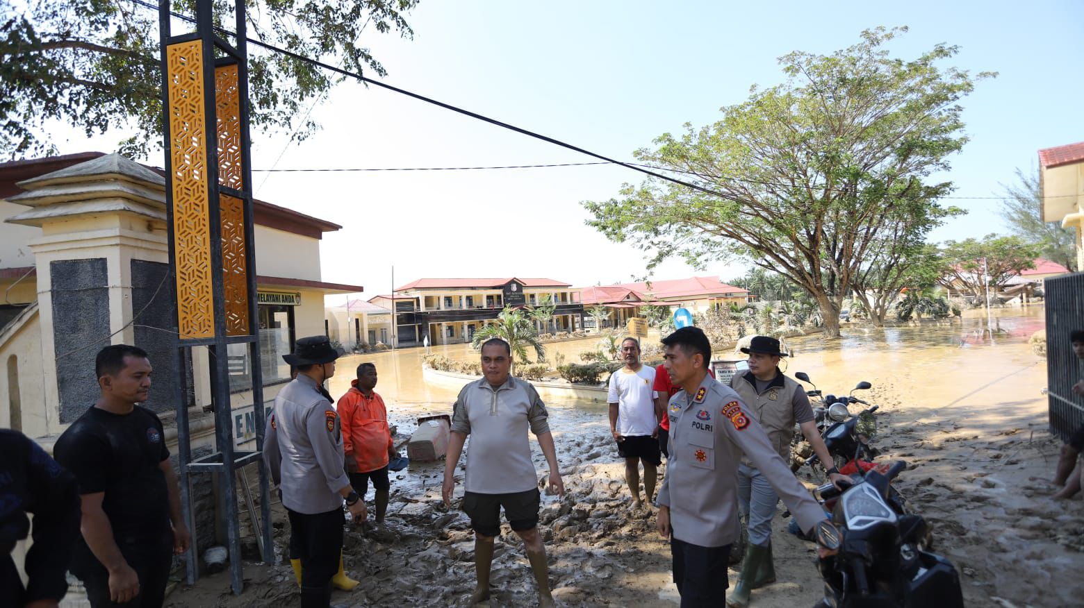 Kapolda Aceh Menerobos Lumpur dan Banjir tiba di Tamiang, pastikan penanganan banjir berjalan cepat dan terkoordinasi Kapolda Aceh Menerobos Lumpur dan Banjir tiba di Tamiang, pastikan penanganan banjir berjalan cepat dan terkoordinasi
