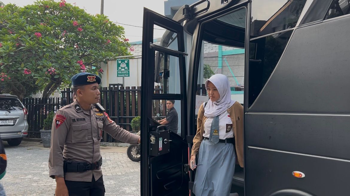 Bus Sekolah Gratis Brimob Polda Metro Jaya Selalu Jadi Kebanggaan Warga Tangerang Selatan Bus Sekolah Gratis Brimob Polda Metro Jaya Selalu Jadi Kebanggaan Warga Tangerang Selatan
