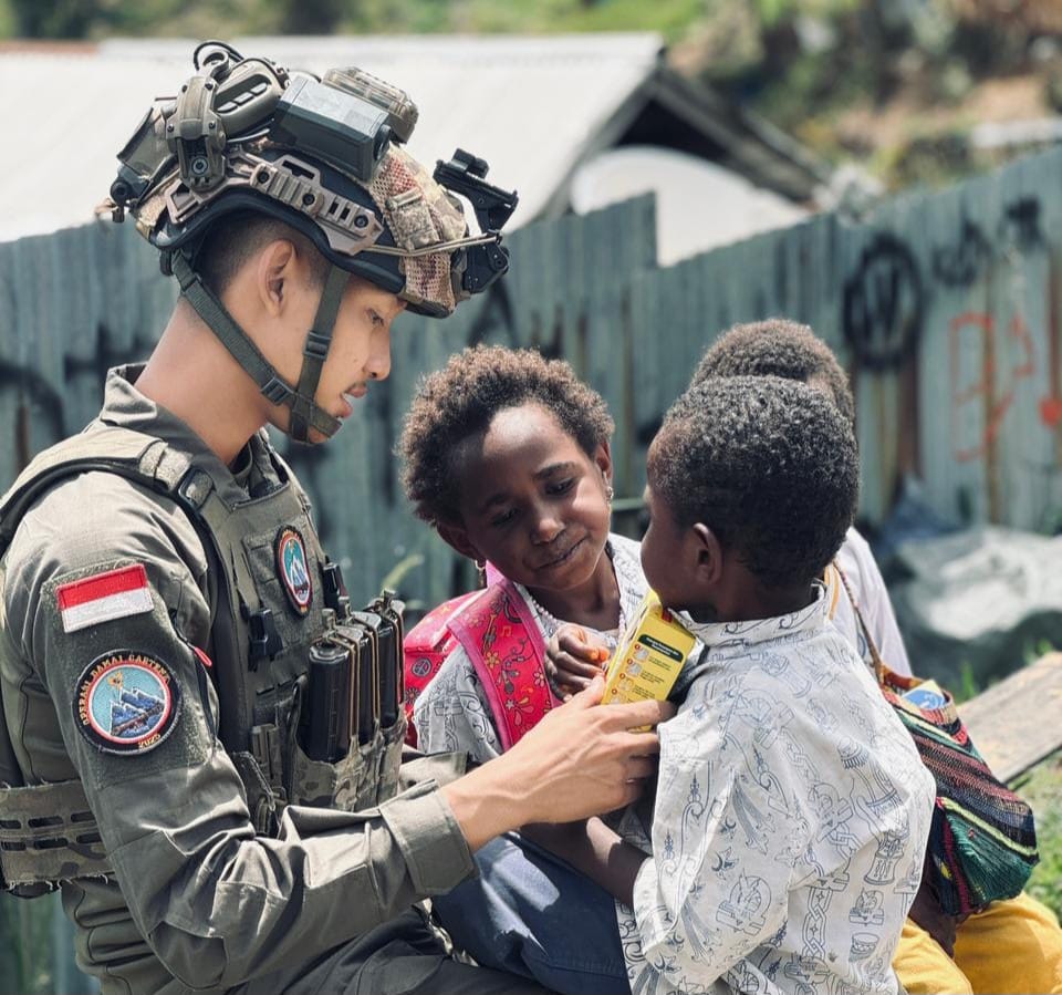 Personel Satgas Ops Damai Cartenz Sektor Intan Jaya Laksanakan Pengobatan dan Bagikan Susu untuk Anak-Anak Papua Personel Satgas Ops Damai Cartenz Sektor Intan Jaya Laksanakan Pengobatan dan Bagikan Susu untuk Anak-Anak Papua