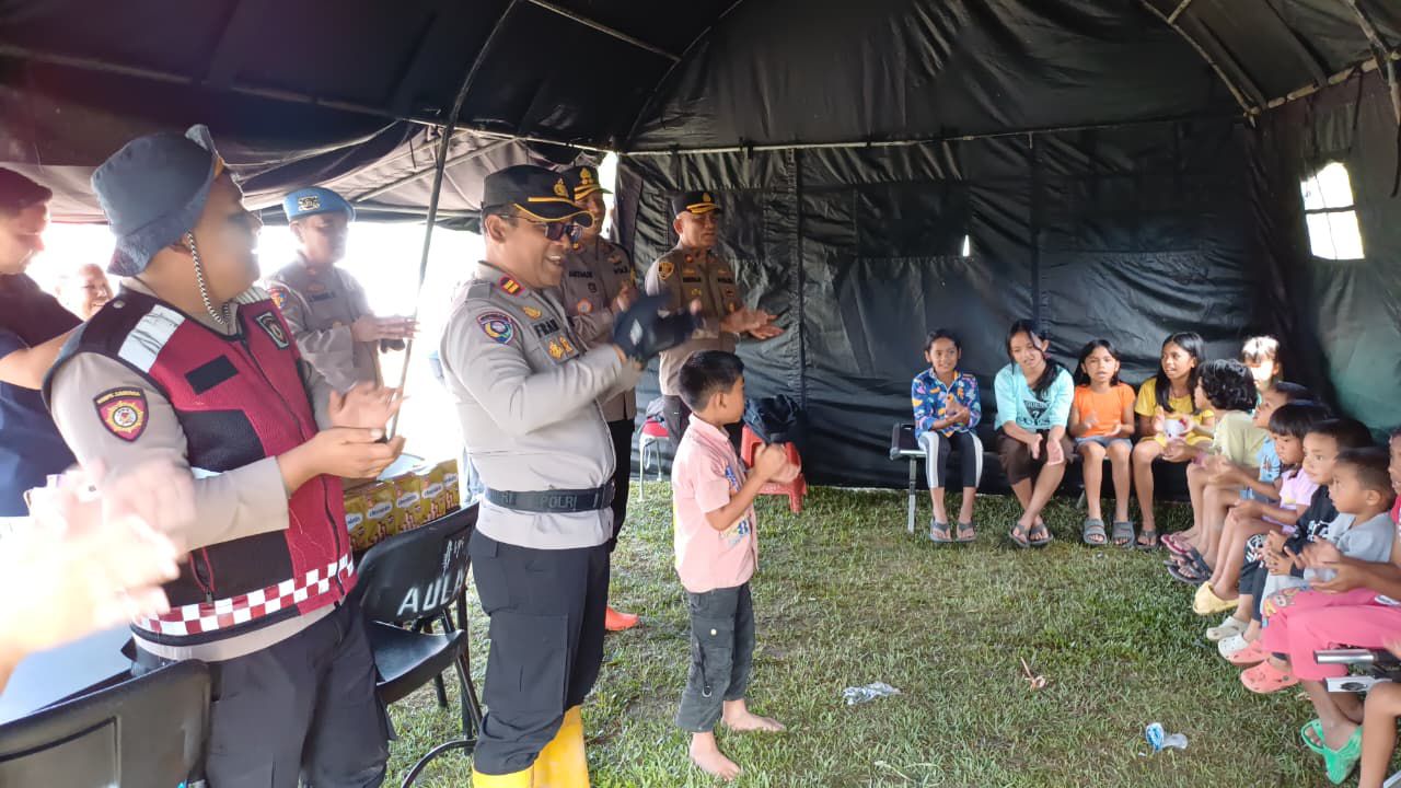 Sentuhan Kepedulian: Polres Humbahas Berikan Trauma Healing bagi Anak Korban Bencana Sentuhan Kepedulian: Polres Humbahas Berikan Trauma Healing bagi Anak Korban Bencana