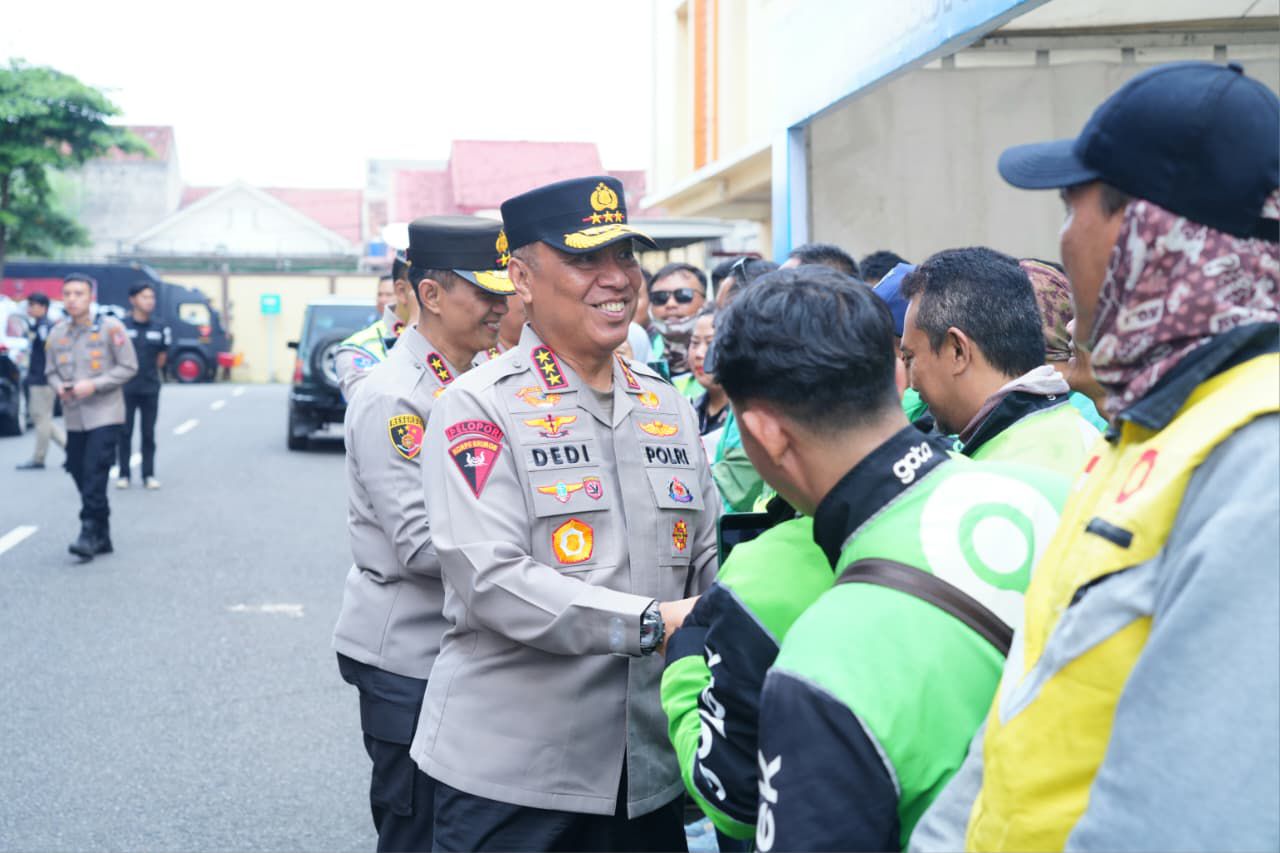 Polri Perkuat Kemitraan dengan Ojek Online: Polda Lampung Gelar Bakti Sosial dan kesehatan pada Apel Ojol Kamtibmas Nasional 2025