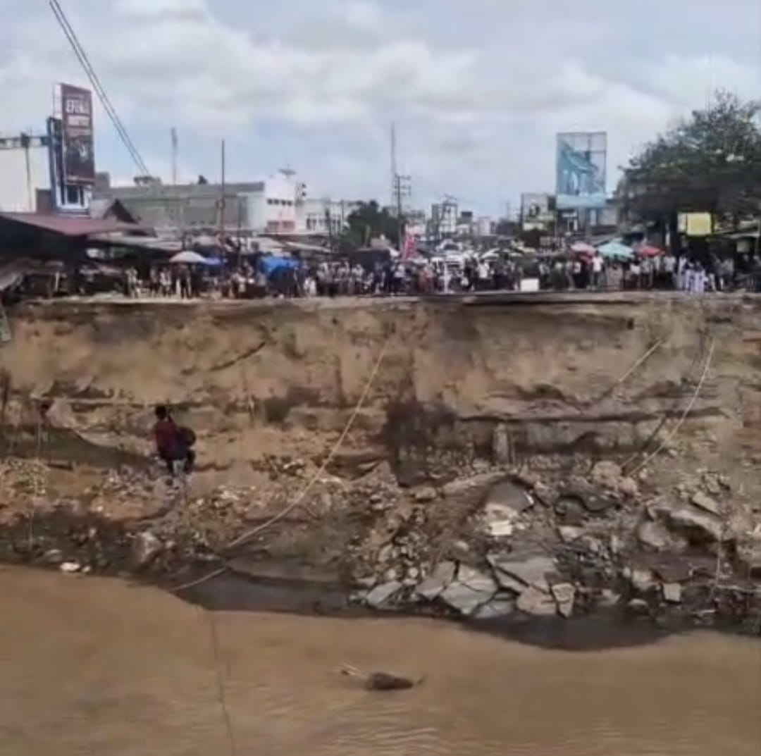 Brimob Aceh Pasang Tali Sling pada Jembatan Putus dan Geser Speed Boat untuk Mendukung Mobilitas Warga di Bireuen
