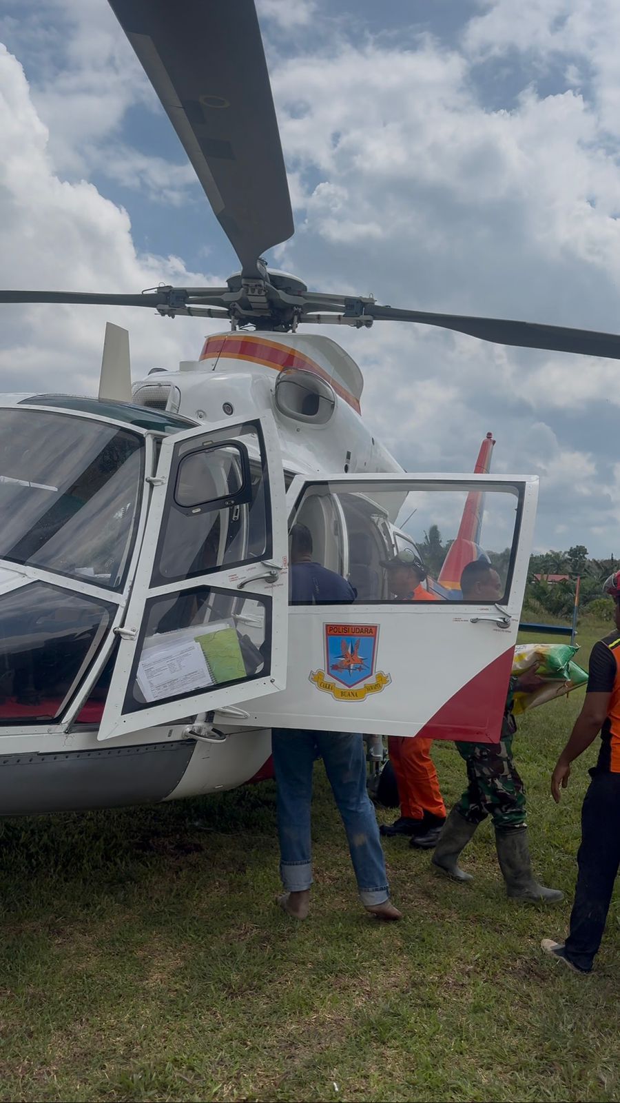 Astamaops Kapolri Tinjau dan Serahkan Bantuan untuk Korban Bencana di Aceh Tamiang