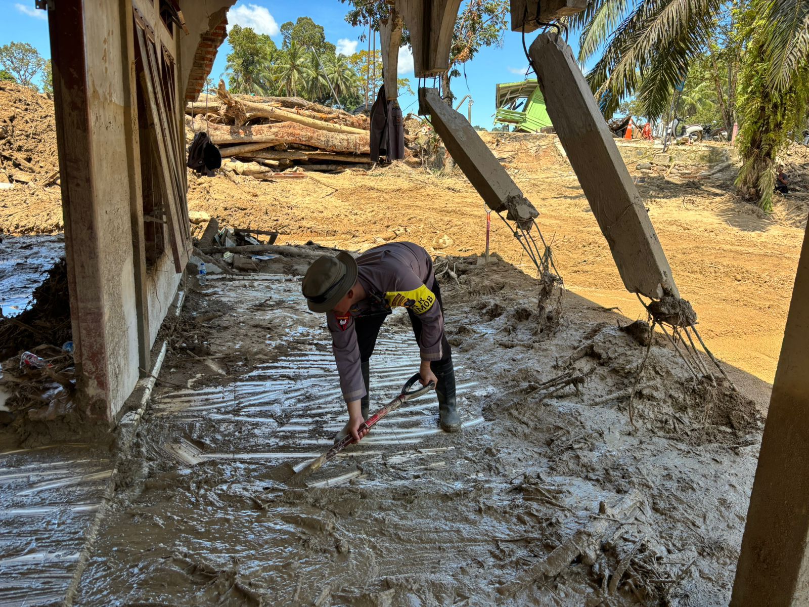 Brimob Sumut Hadir untuk Negeri: Dari Pembersihan Rumah Ibadah Hingga Pemasangan Jaringan Internet untuk Warga Garoga Brimob Sumut Hadir untuk Negeri: Dari Pembersihan Rumah Ibadah Hingga Pemasangan Jaringan Internet untuk Warga Garoga