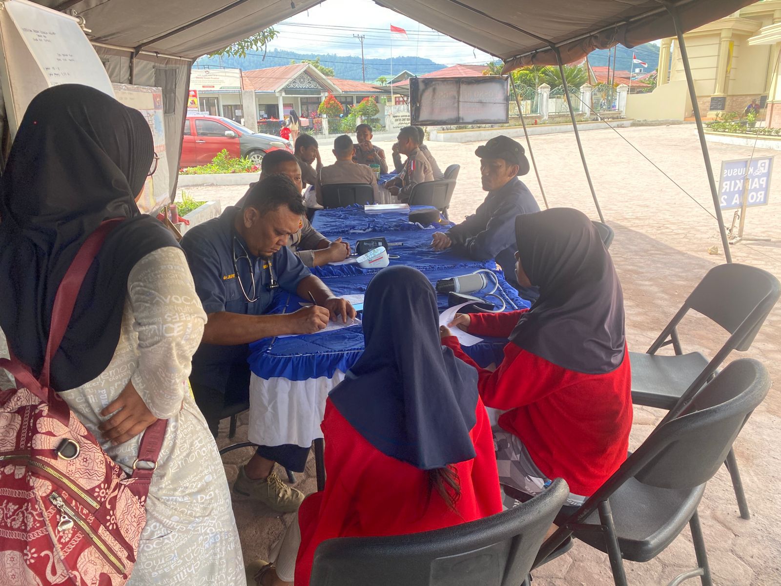 Polres Aceh Tengah Kembali Berikan Layanan Kesehatan Gratis di Posko Pengungsian Korban Bencana Alam