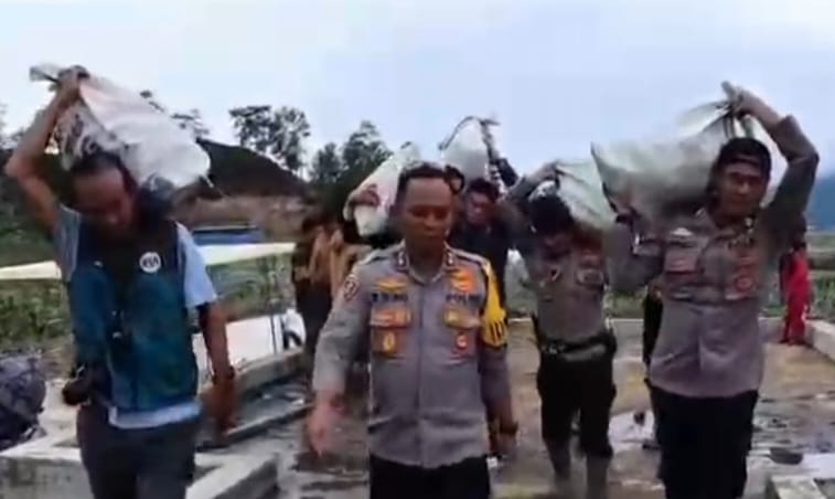 Kapolres Aceh Tengah Salurkan Bantuan Sembako untuk Korban Bencana Alam di Kecamatan Bintang