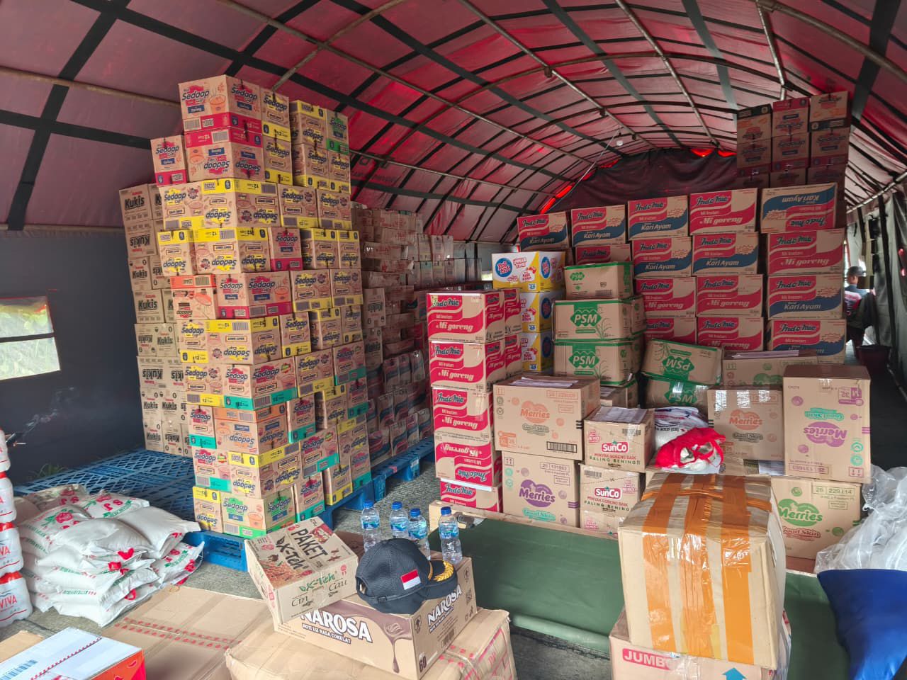 Relawan dan Masyarakat Apresiasi Polri Fasilitasi Penyaluran Bantuan ke Daerah Bencana Relawan dan Masyarakat Apresiasi Polri Fasilitasi Penyaluran Bantuan ke Daerah Bencana