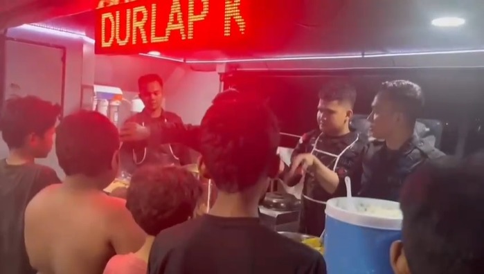 Dapur Lapangan Brimob Suplai Bantuan Makanan untuk Korban Banjir di Aceh Tamiang Dapur Lapangan Brimob Suplai Bantuan Makanan untuk Korban Banjir di Aceh Tamiang