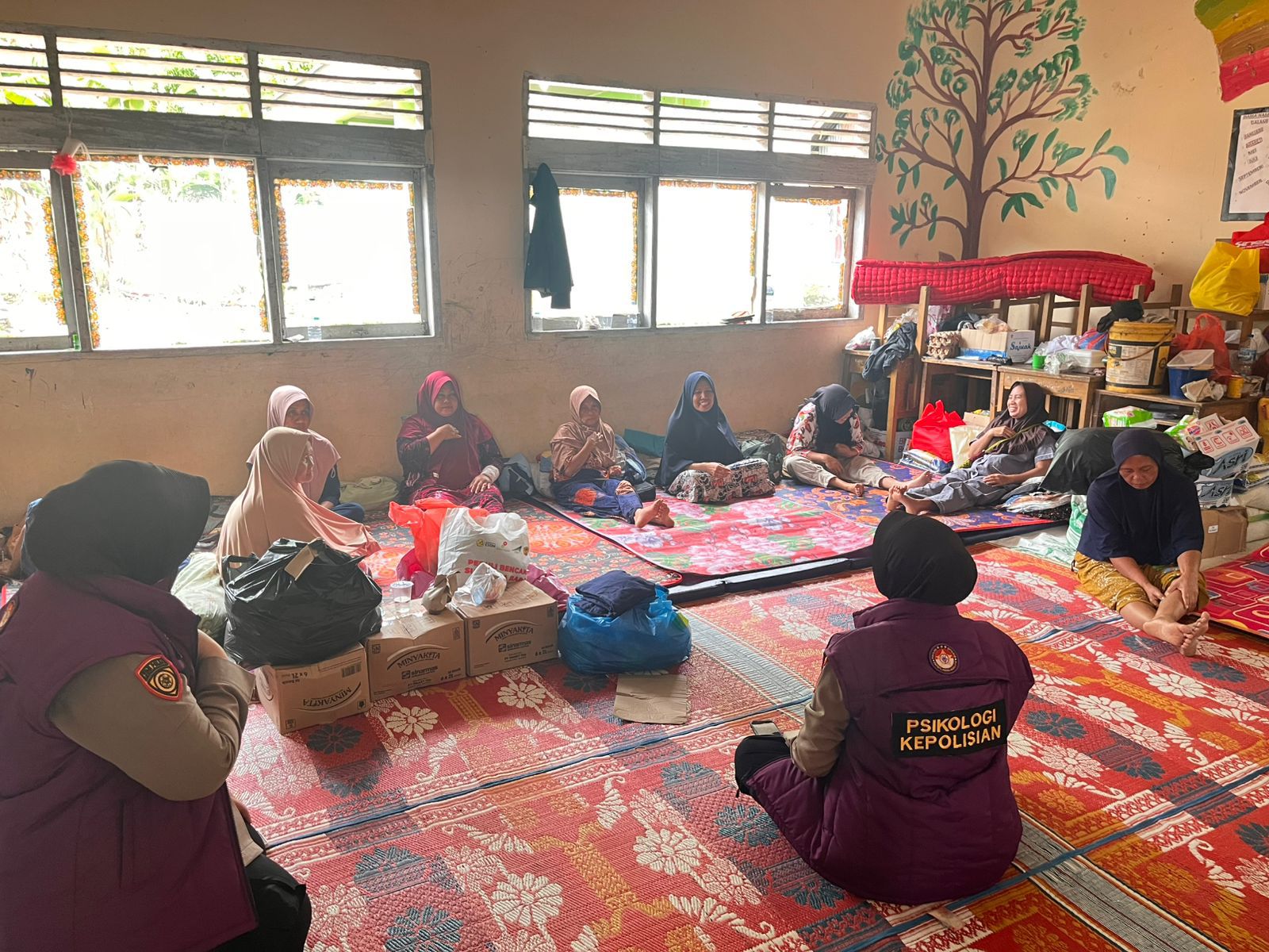 Tim Polwan RI dan Tim Trauma Healing Polri Berikan Dukungan Psikososial untuk Penyintas Banjir dan Personel di Sumbar Tim Polwan RI dan Tim Trauma Healing Polri Berikan Dukungan Psikososial untuk Penyintas Banjir dan Personel di Sumbar