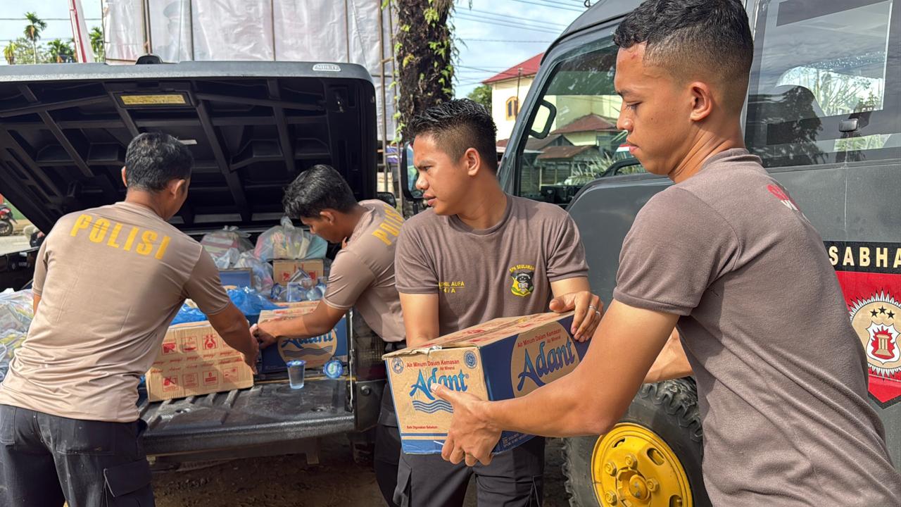 Kapolres Aceh Selatan Berikan Bantuan Sembako untuk Warga Terdampak Banjir di Desa Ladang Rimba Trumon Kapolres Aceh Selatan Berikan Bantuan Sembako untuk Warga Terdampak Banjir di Desa Ladang Rimba Trumon