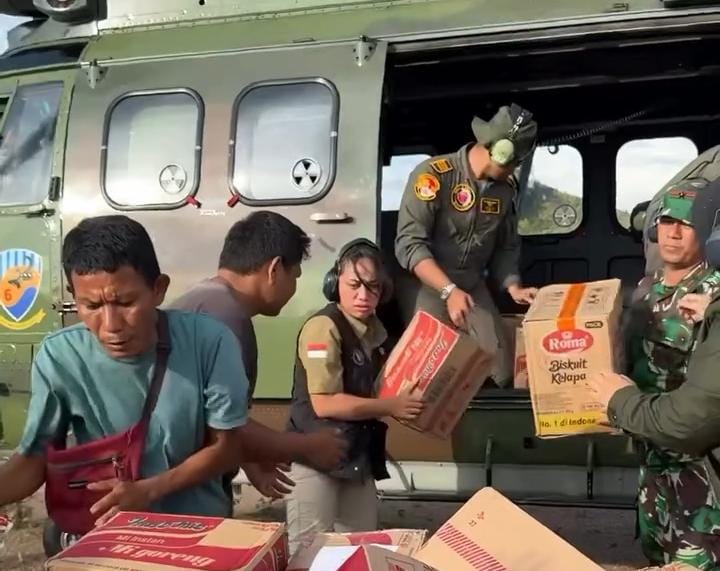 Ibu Bhayangkari Pandu Helikopter Bantuan ke Desa Terisolasi di Tapanuli Tengah Ibu Bhayangkari Pandu Helikopter Bantuan ke Desa Terisolasi di Tapanuli Tengah