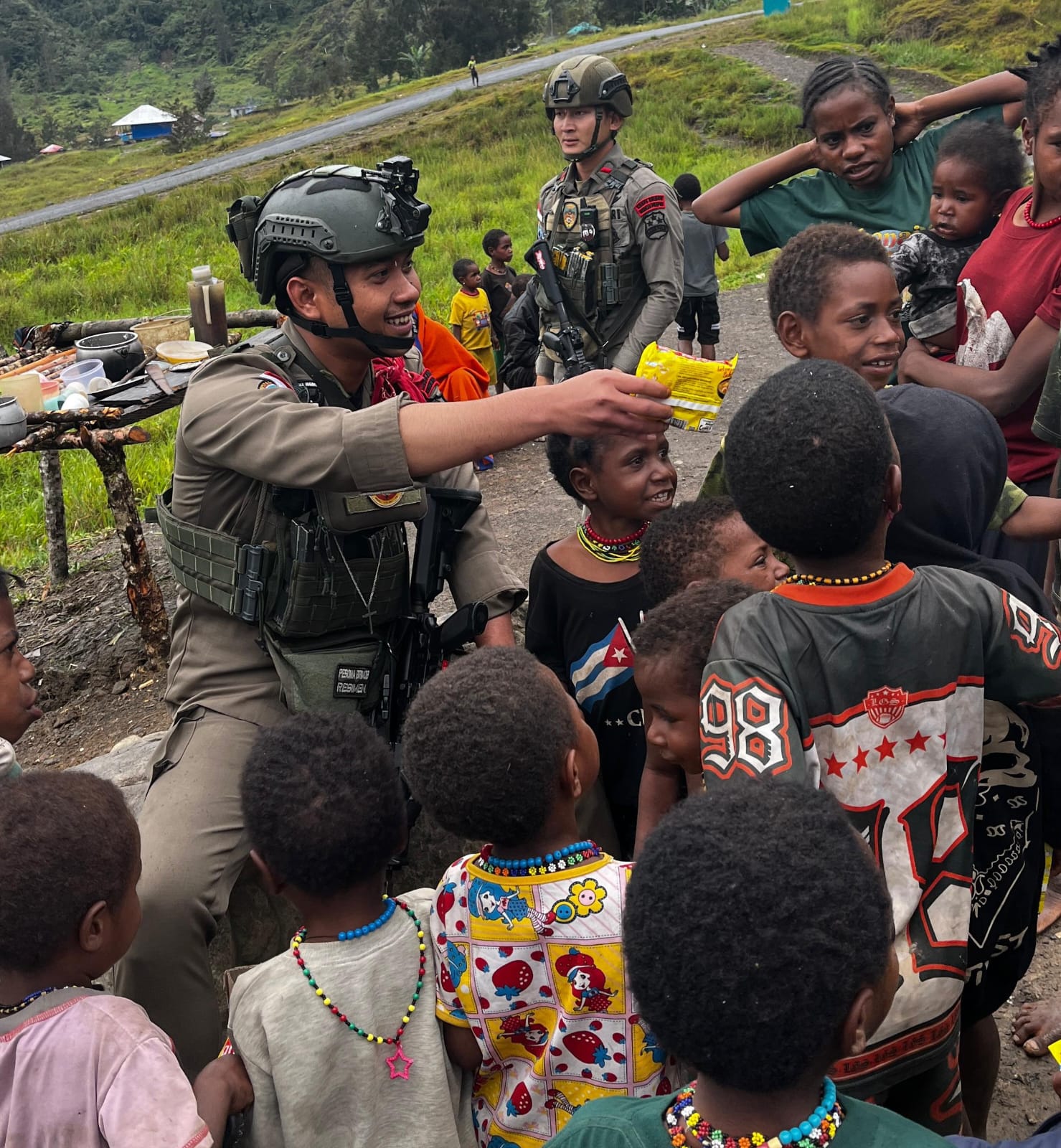 Personel Ops Damai Cartenz Sektor Sinak Beri Mi Instan dan Makanan Ringan Saat Warga Membersihkan Gereja Gingga Baru Personel Ops Damai Cartenz Sektor Sinak Beri Mi Instan dan Makanan Ringan Saat Warga Membersihkan Gereja Gingga Baru